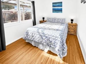 ein Schlafzimmer mit einem Bett und einem Fenster in der Unterkunft Camellia Cottage on Church in Lakes Entrance