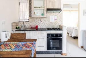 Kuchyň nebo kuchyňský kout v ubytování Maun Luxury Oasis