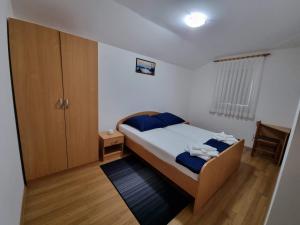 Postel nebo postele na pokoji v ubytování Apartments Znidarec Ivan Silo Krk
