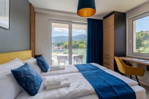 Postel nebo postele na pokoji v ubytování Apartamenty w Karkonoszach z widokiem na góry, obok aquaparku, blisko do Wang