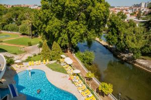 A piscina localizada em Hotel Dos Templarios ou nos arredores