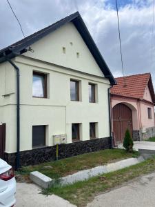 Budova, kde se farma nachází