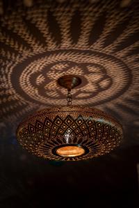 aendant light hanging from the ceiling of a room at AmazINN Places Hotel Boutique Casa Marroqui in Panama City
