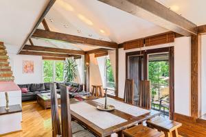 a living room with a table and a couch at Pensiunea Casa Bono in Braşov