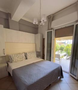 A bed or beds in a room at Hotel Explorer