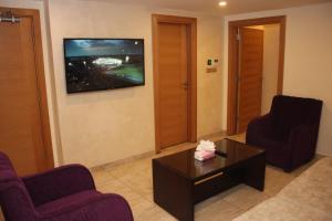 TV a/nebo společenská místnost v ubytování js hotel suites