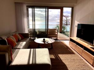 TV in/ali zabaviščno središče v nastanitvi Beachfront Apartment Ocean Point