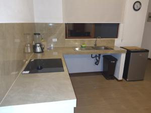 Кухня или мини-кухня в Quinta Vacacional Puerto Quito - Urb Privada El Jardín
