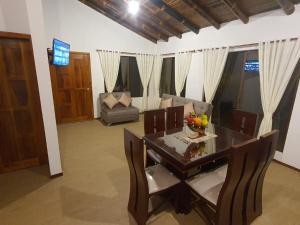 Гостиная зона в Quinta Vacacional Puerto Quito - Urb Privada El Jardín