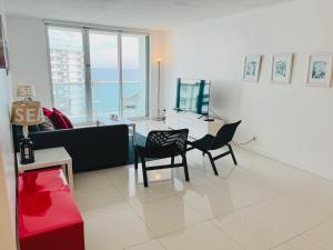 a living room with two chairs and a couch at Excellent Hollywood 2BD Condo 0012-21mar in Hollywood