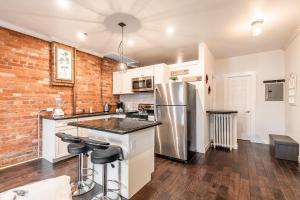 Η κουζίνα ή μικρή κουζίνα στο Cozy 1BR Condo on James Street North