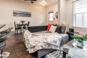 Χώρος καθιστικού στο Cozy 1BR Condo on James Street North