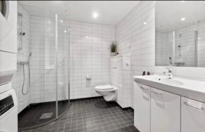 a bathroom with a toilet and a sink and a shower at Sentral leilighet til utleie in Stavanger