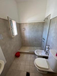 a bathroom with a toilet and a sink at EL departamento con estilo in San Fernando del Valle de Catamarca +23 photos