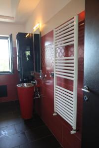 カステッランマーレ・ディ・スタービアにあるVilla Lagugaの赤いバスルーム(洗面台、鏡付) +32枚の写真