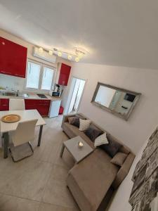 ein Wohnzimmer mit Sofa und Tisch in der Unterkunft Villa Infinity in Krk