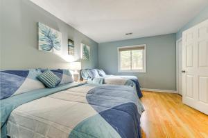 Кровать или кровати в номере 7 Mi to North Myrtle Beach Condo with Pool Access