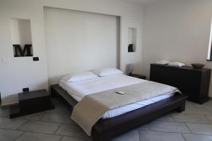 カステッランマーレ・ディ・スタービアにあるVilla Lagugaの部屋の中に大きなベッドがある寝室