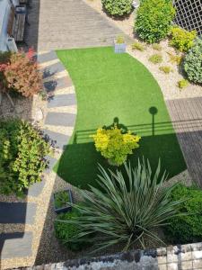 an overhead view of a garden with green grass and flowers at Le BEAU SEJOUR in Poitiers