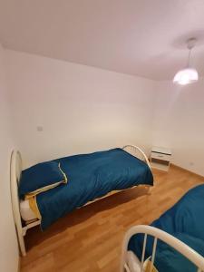 a room with two bunk beds in a room at Le BEAU SEJOUR in Poitiers