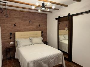 A bed or beds in a room at Aptos El Manantial Burunchel