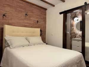 A bed or beds in a room at Aptos El Manantial Burunchel