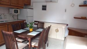 una cucina con tavolo in legno con sedie e una sala da pranzo di Casita Playa Mansa a Punta del Este