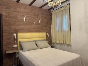A bed or beds in a room at Aptos El Manantial Burunchel