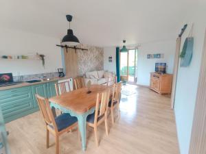 Kuchyň nebo kuchyňský kout v ubytování Le chalet du lilas
