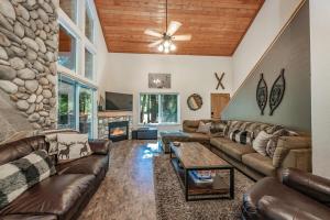 Posezení v ubytování Cabin At The Creek Family Fun Starts Here!