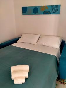 a bed with two white towels on it at A casa tutti bene in Trapani
