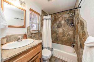 un bagno con lavandino, WC e doccia di The Cedar House Prime Spot Kayaks & Cool Ac a Shaver Lake Altre 51 foto