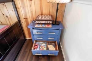 un tavolo con due cassetti e una lampada sopra di The Cedar House Prime Spot Kayaks & Cool Ac a Shaver Lake