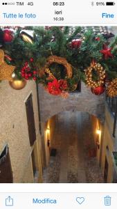 una foto di un corridoio con una corona di fiori e decorazioni natalizie di In Un Borgo Nel Centro Storico a Bologna