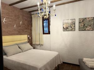 A bed or beds in a room at Aptos El Manantial Burunchel