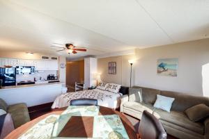 salon z kanapą, łóżkiem i stołem w obiekcie Atlantis 502 w mieście Ocean City
