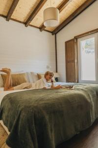 Giường trong phòng chung tại Casa Ana Almancil