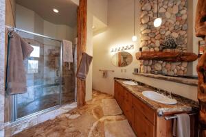 un baño con ducha y lavabo en Waterfall Lodge Yellowstone Vibes Ac Space, en Shaver Lake 85 fotos más