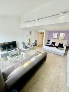 un ampio soggiorno con divano e letto di Studio - Sleeps 3 - Parking - Wifi a Cambridge