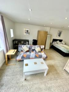 un soggiorno con un divano e un letto di Studio - Sleeps 2 - Parking - Wifi a Cambridge