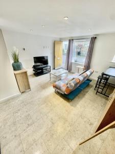 un soggiorno con un divano e una televisione di Studio - Sleeps 2 - Parking - Wifi a Cambridge Altre 7 foto