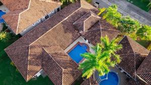 vue aérienne d'une maison avec un toit dans l'établissement Villa Encanto By Vacation Pura Vida, à Bejuco