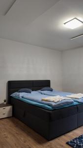 سرير أو أسرّة في غرفة في Wohnung pascal