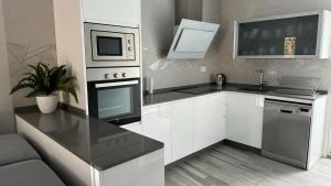 a kitchen with a stove and a microwave at El soberano in El Gastor