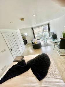 una camera da letto con un farfallino sopra di Cambridge City Centre Studio First Floor Sleeps 3 a Cambridge