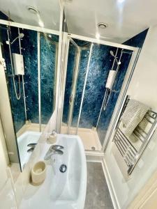 un bagno con lavandino, vasca e WC di Cambridge City Centre Studio, Sleeps 3 a Cambridge Altre 9 foto