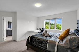 Un dormitorio con una cama grande y una ventana. en Spacious Family Friendly Vacation home, en Brampton