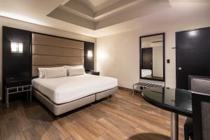 Postel nebo postele na pokoji v ubytování Hotel Astor Tijuana