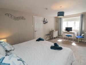 Postel nebo postele na pokoji v ubytování Narnia Cottage