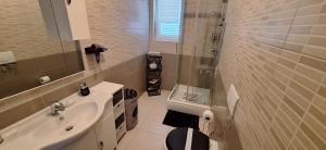 Ένα μπάνιο στο Apartman Belisima Deluxe +89 φωτογραφίες